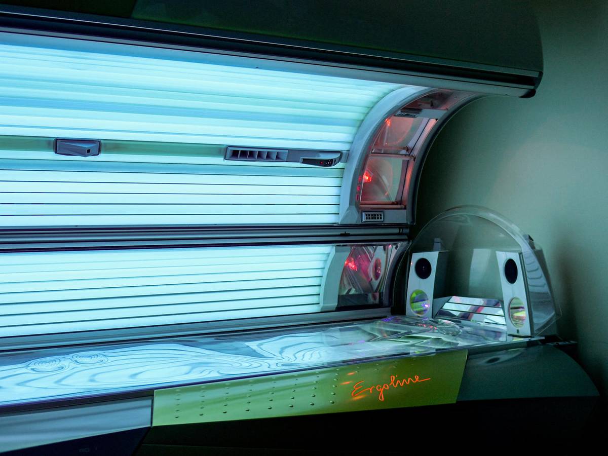 Eine Sonnenbank in einem Solarium