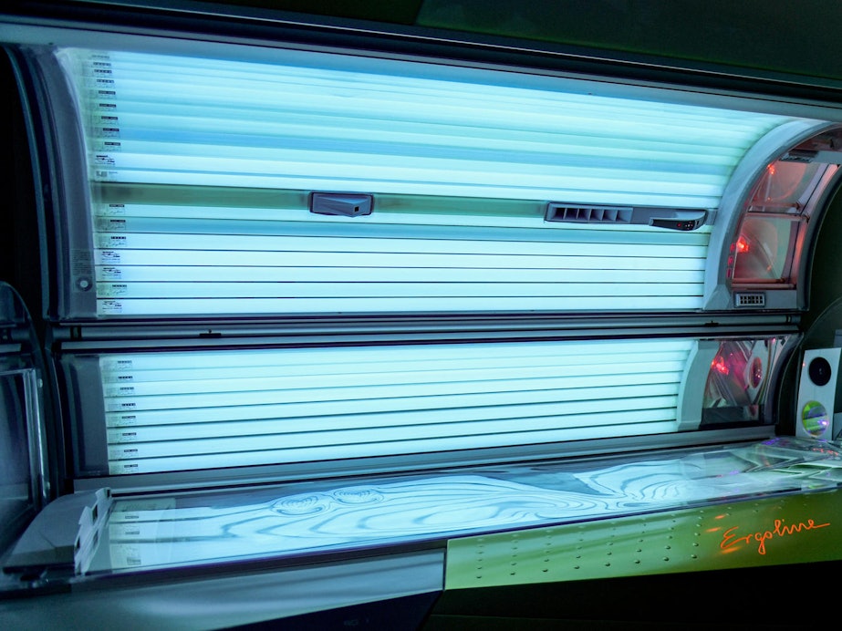 Eine Sonnenbank in einem Solarium