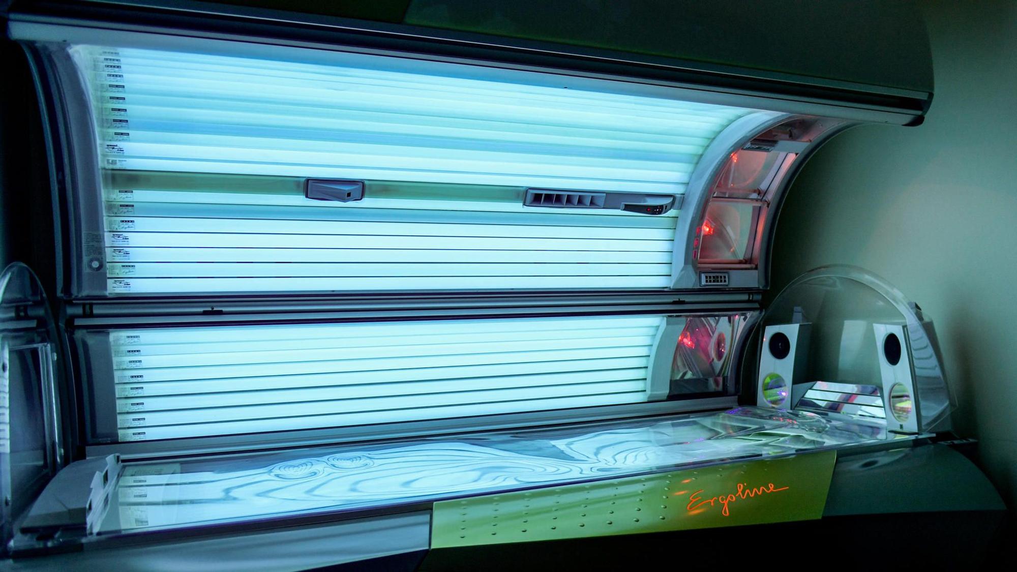 Eine Sonnenbank in einem Solarium