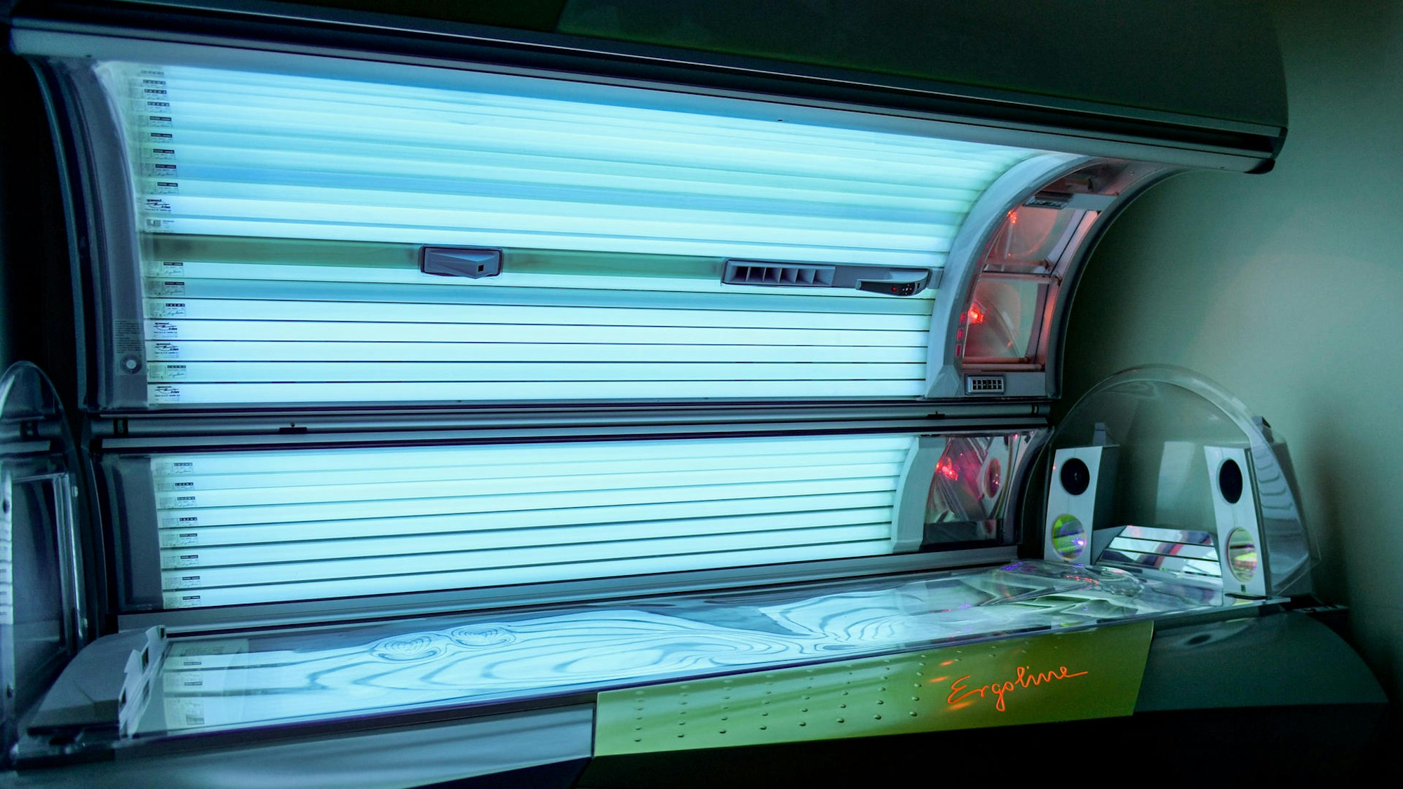 Eine Sonnenbank in einem Solarium