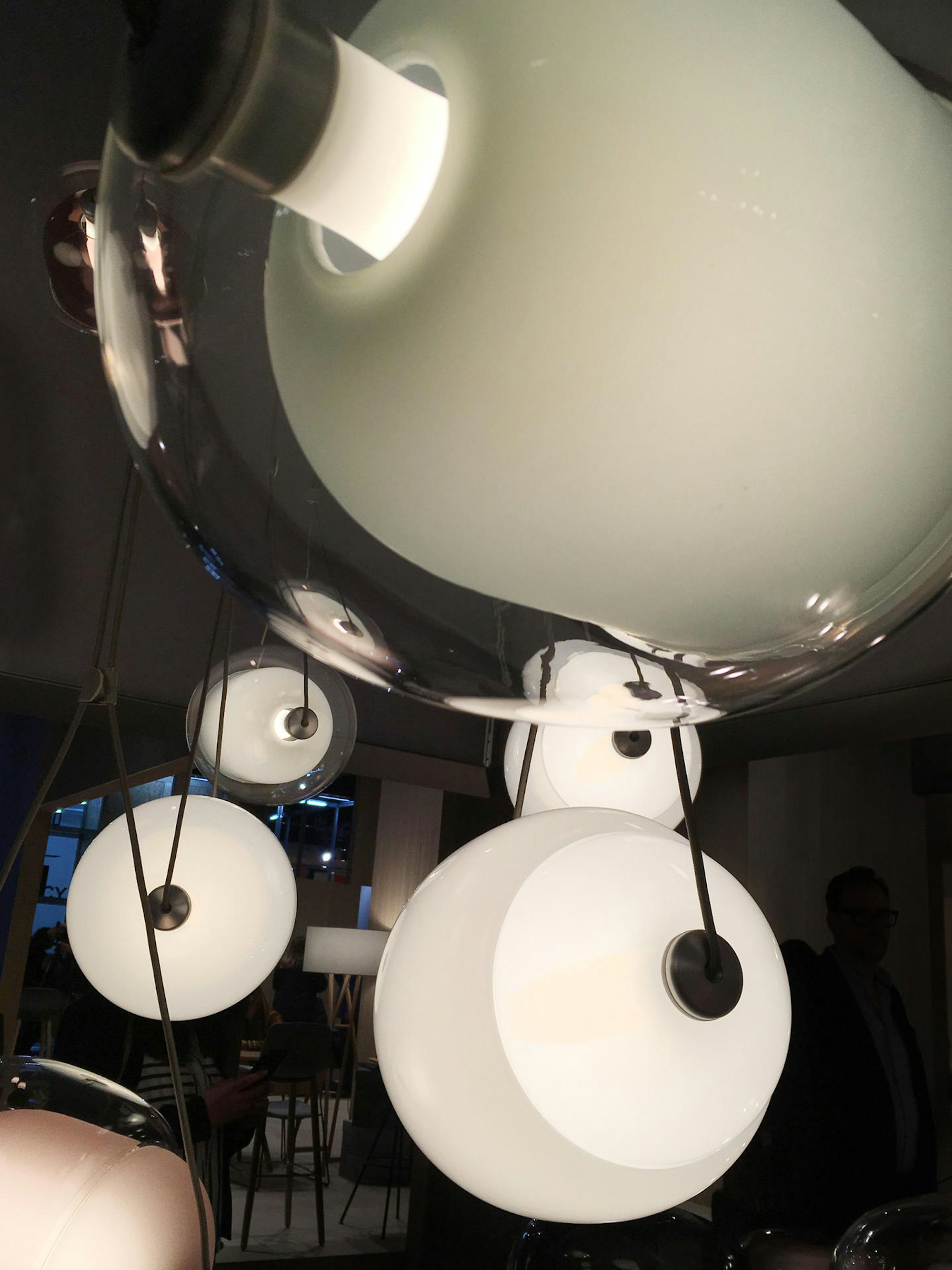 KÖ: Möbelmesse Lampen