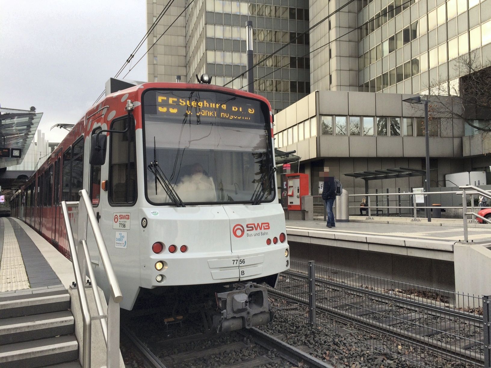 Eine Bahn der Linie 66 hält an einer Haltestelle.