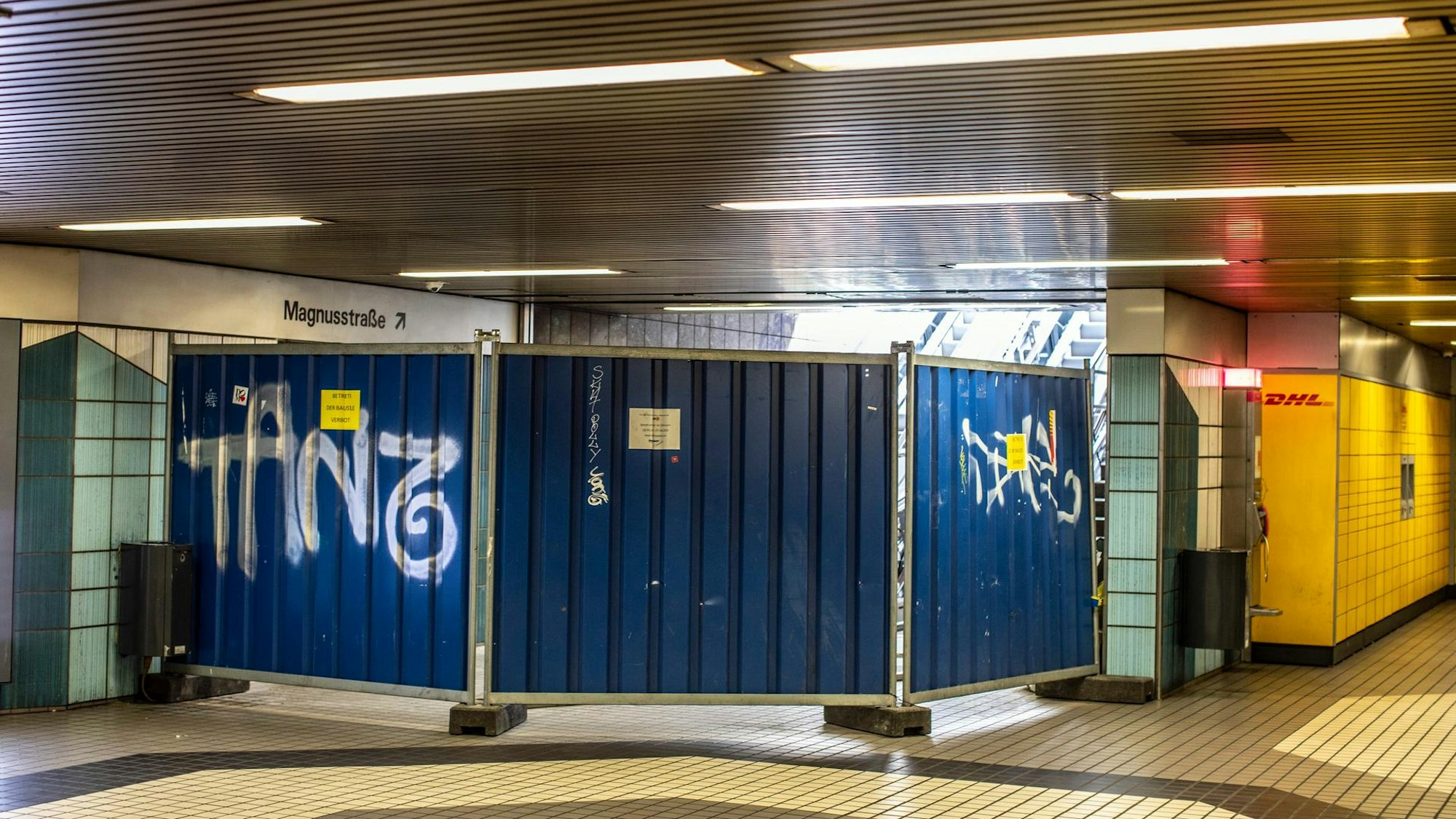 Abgesperrte Rolltreppen am Friesenplatz in Köln