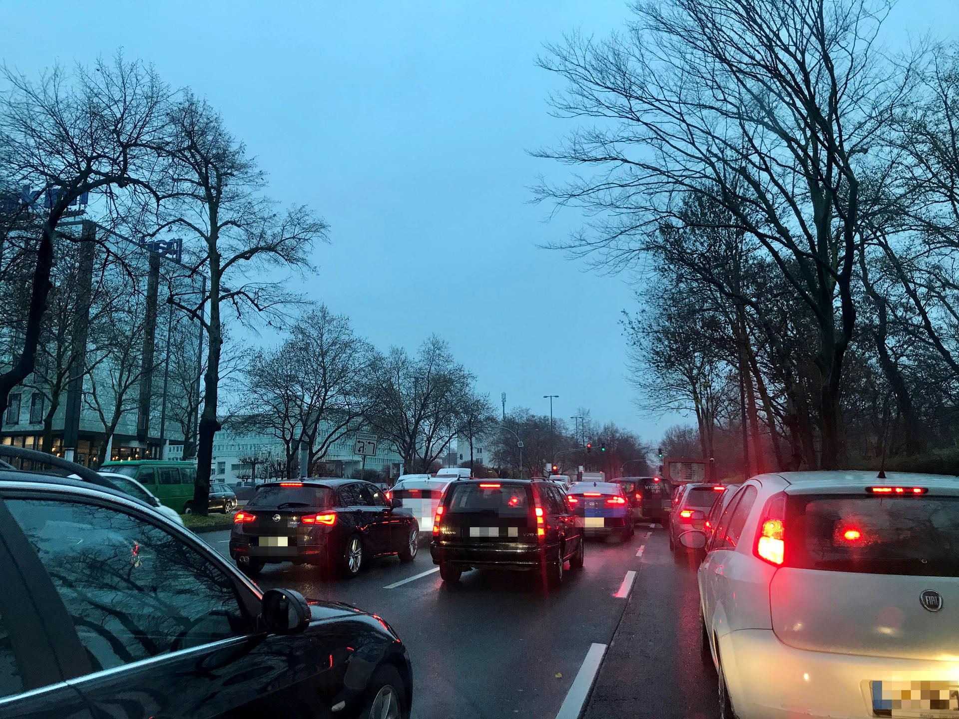 Stau auf der Inneren Kanalstraße in Köln