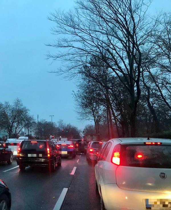 Stau auf der Inneren Kanalstraße in Köln