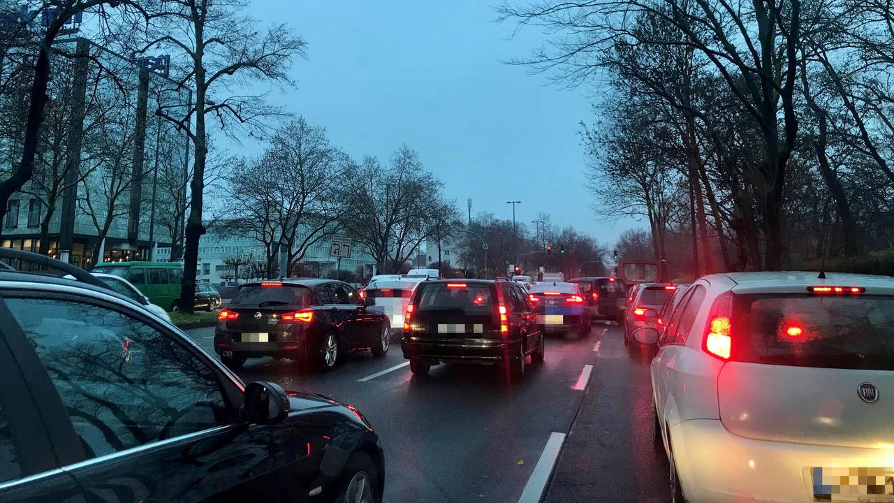 Stau auf der Inneren Kanalstraße in Köln