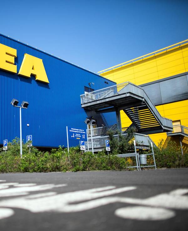 Außenansicht einer Ikea-Filiale mit Schriftzug