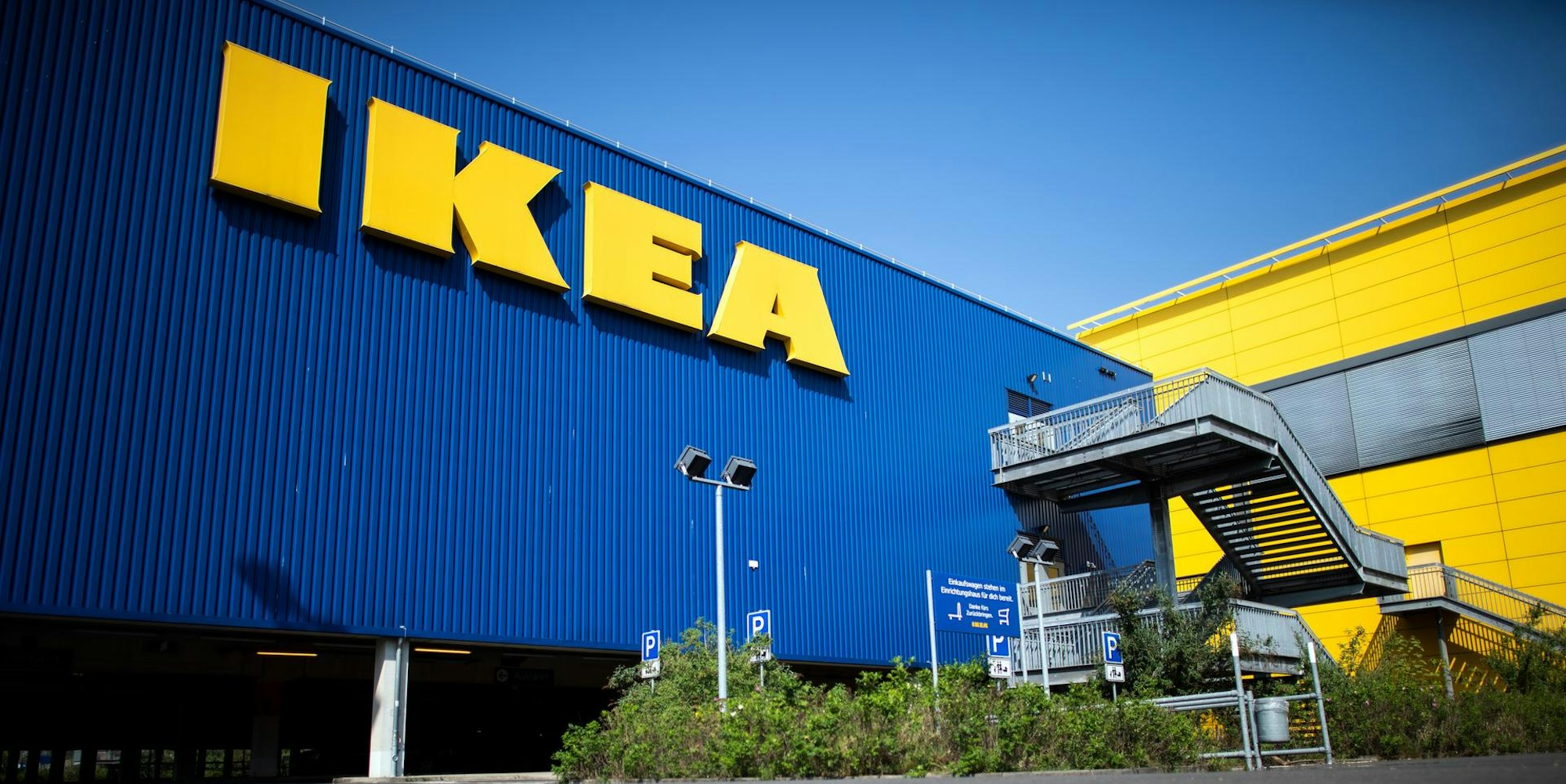 Außenansicht einer Ikea-Filiale mit Schriftzug