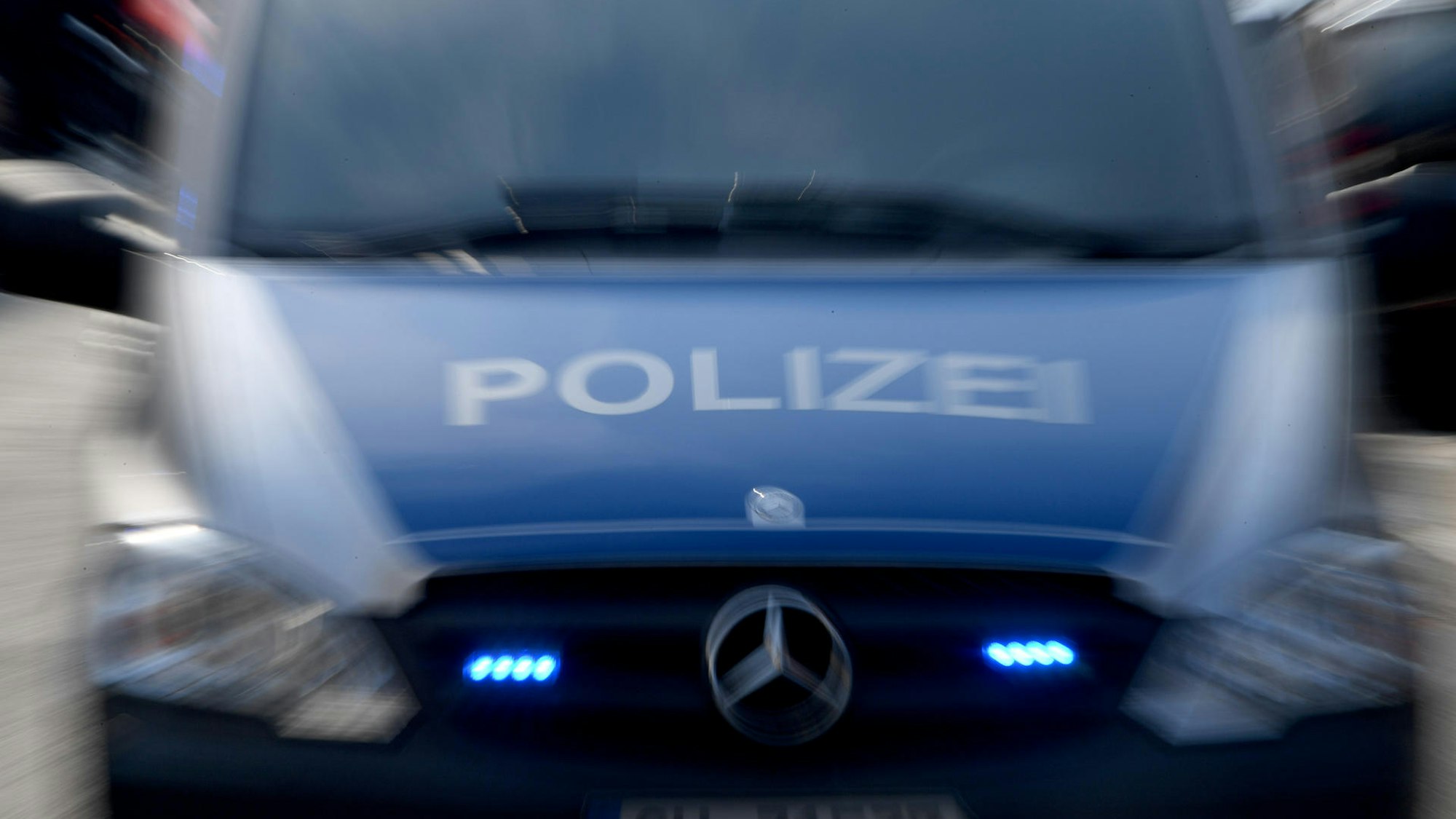 Ein Polizeiwagen bei der Fahrt.