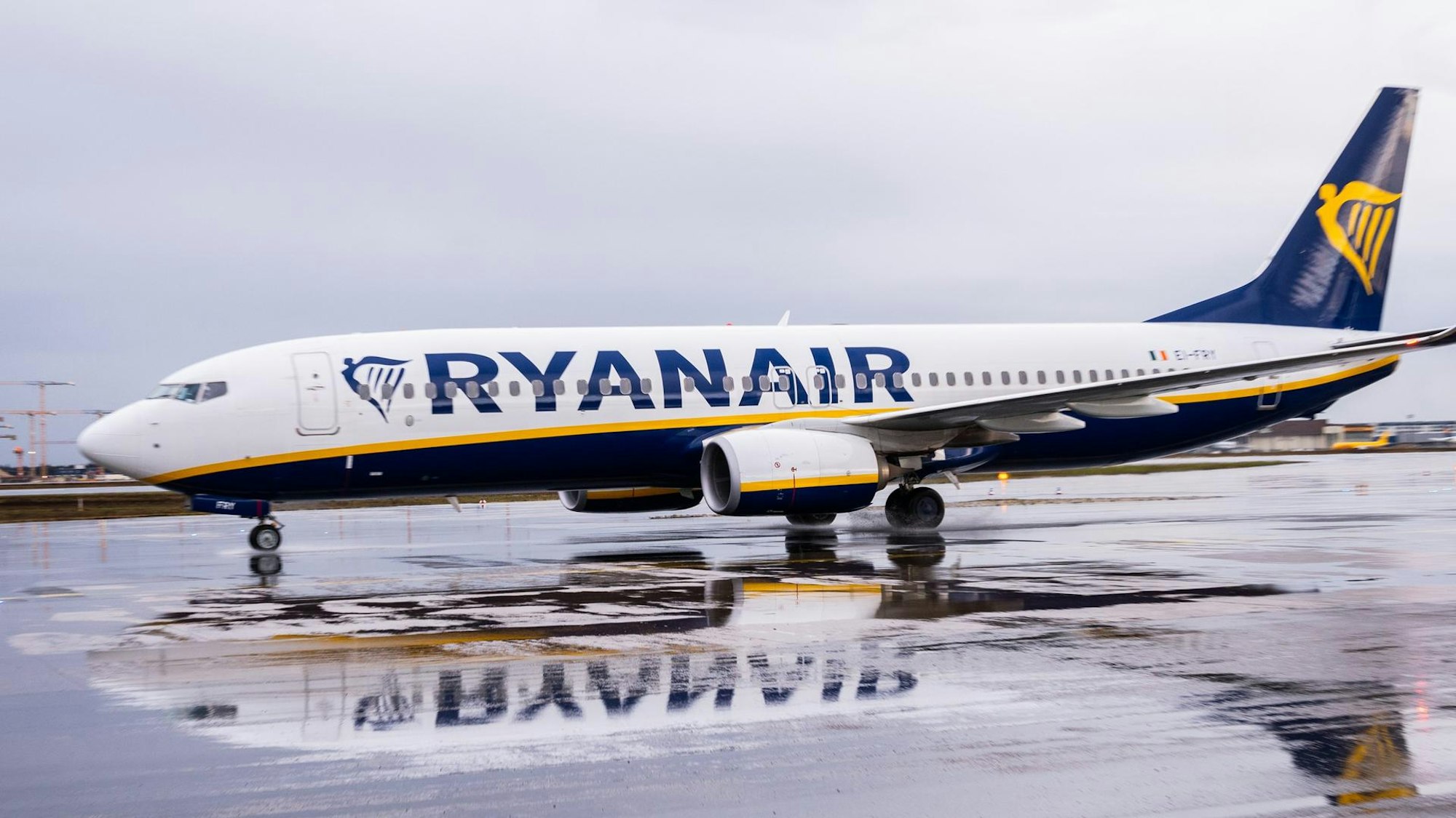 Das Symbolfoto von 2020 zeigt ein Flugzeug von Ryanair.