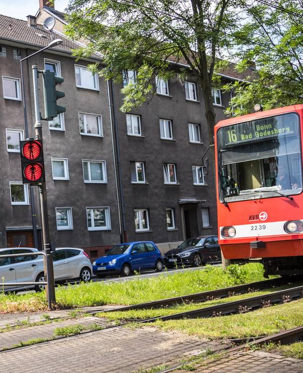 Eine Bahn der KVB-Linie 16 Richtung Bonn.