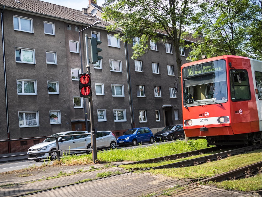 Eine Bahn der KVB-Linie 16 Richtung Bonn.