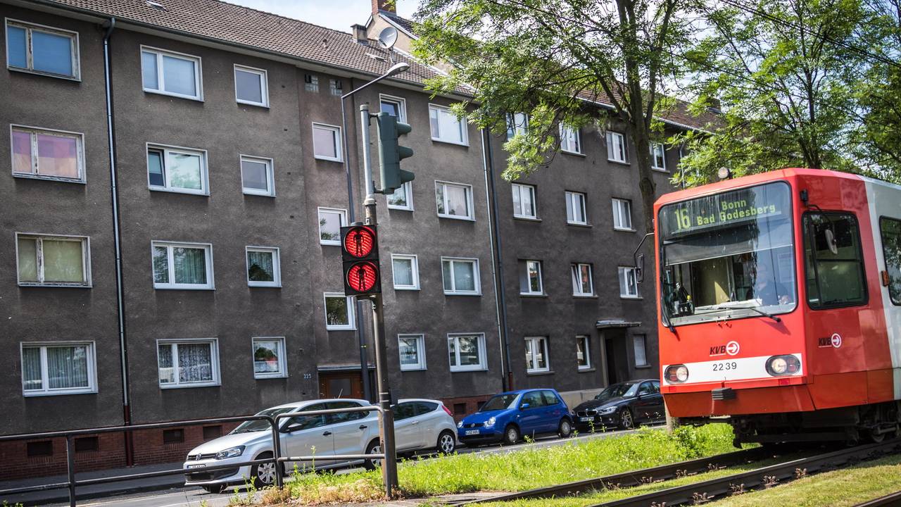 Eine Bahn der KVB-Linie 16 Richtung Bonn.