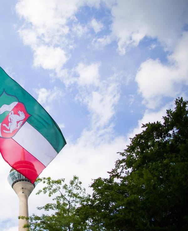 Die NRW-Flagge 2016 vor der Düsseldorfer Staatskanzlei