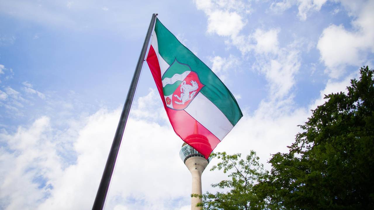 Die NRW-Flagge 2016 vor der Düsseldorfer Staatskanzlei