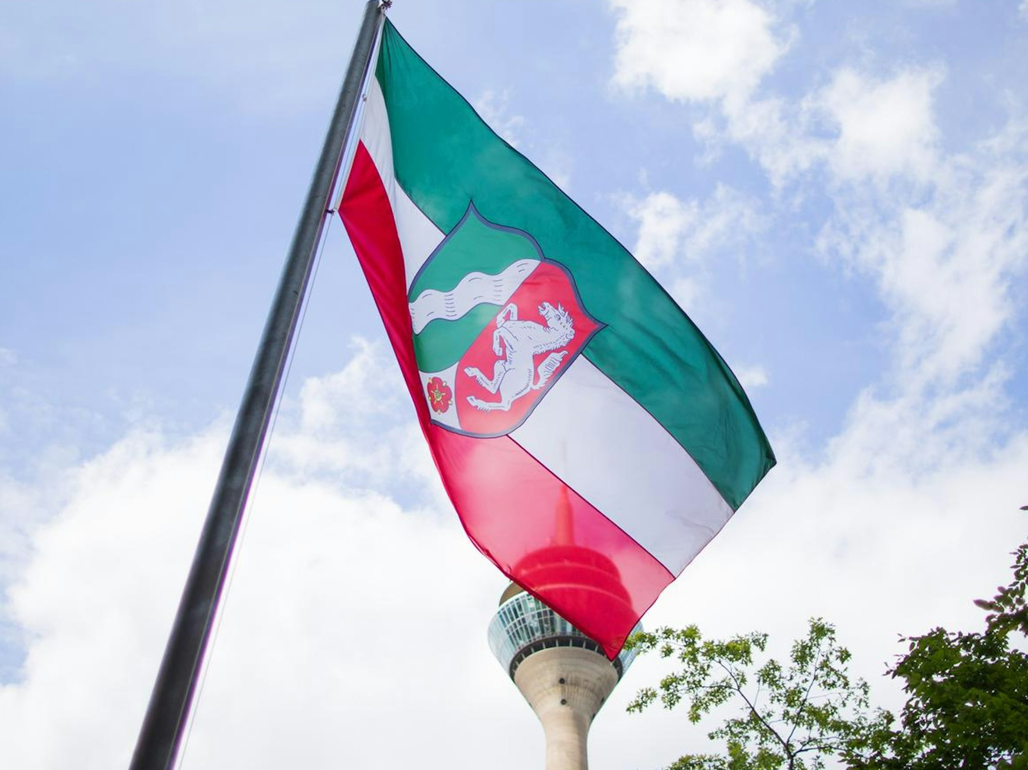 Die NRW-Flagge 2016 vor der Düsseldorfer Staatskanzlei