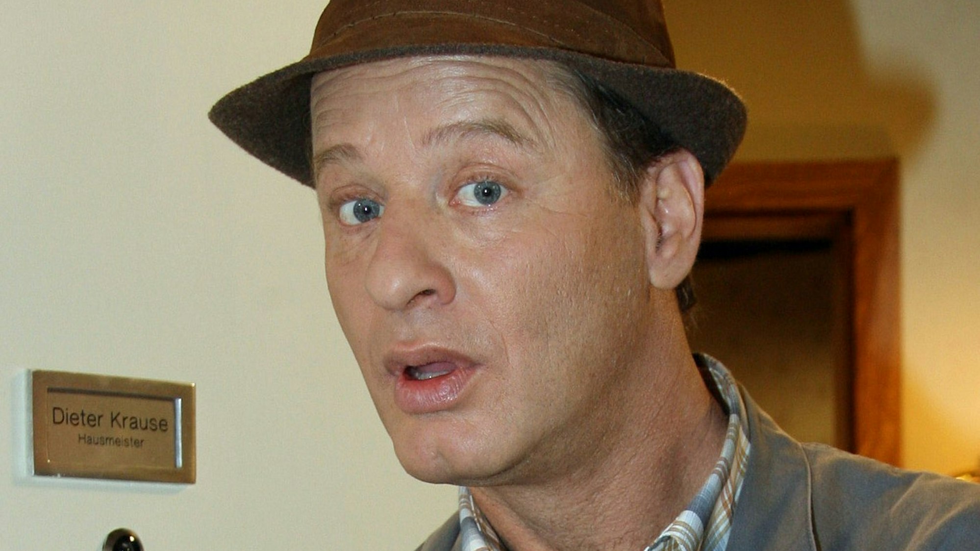 Kölner Schauspieler Tom Gerhardt als Hausmeister Krause