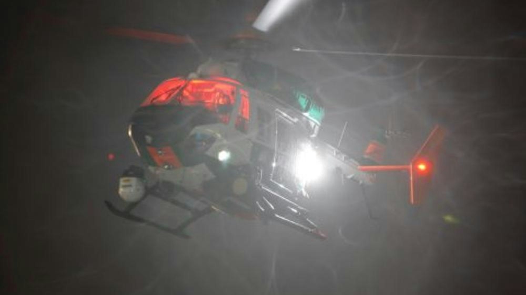 Ein Hubschrauber der Polizei bei einem Nachtflug