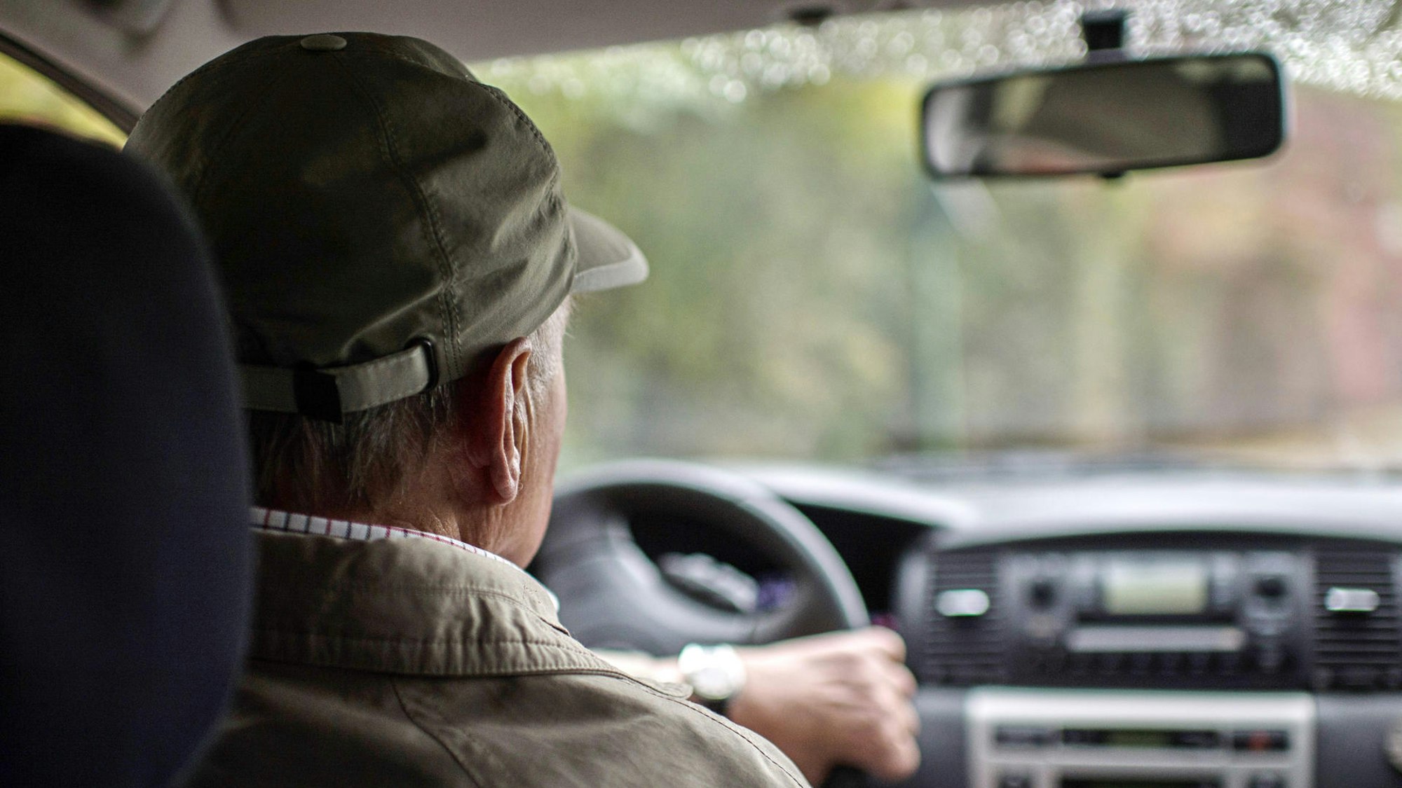 Rentner fährt mit seinem Auto.