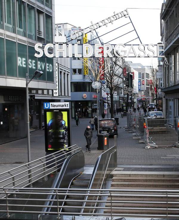 Menschen laufen durch die Kölner Innenstadt.