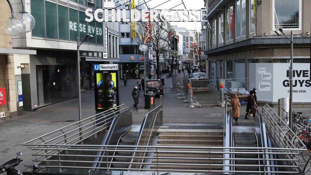 Menschen laufen durch die Kölner Innenstadt.