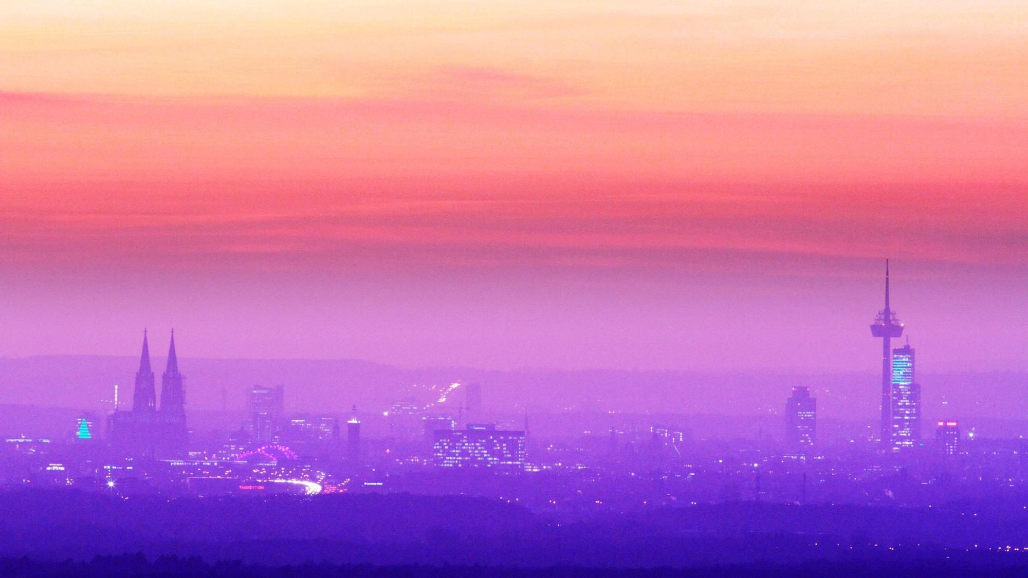 Besonderer Abendblick auf den Kölner Dom von Bensberg aus.