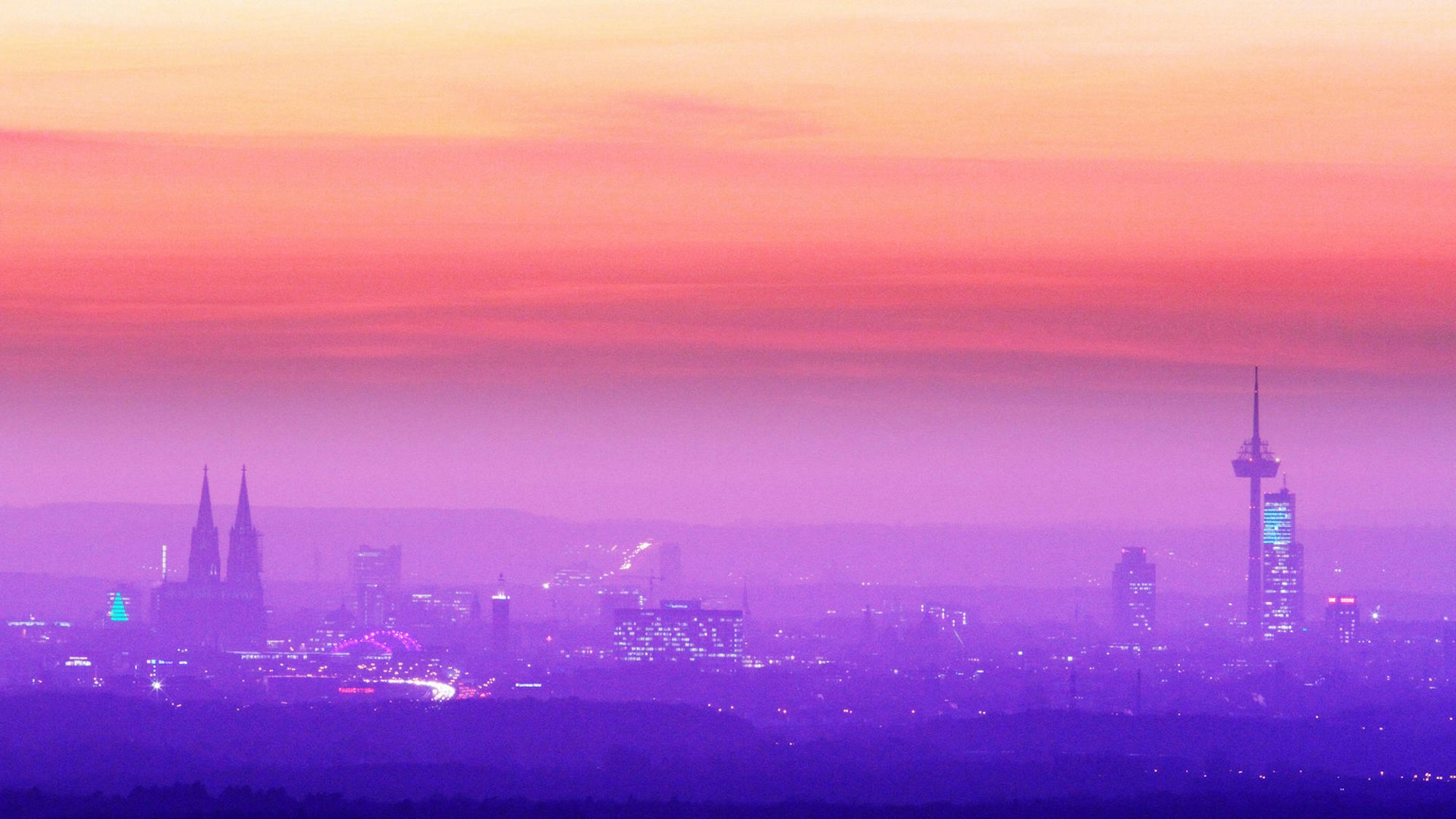 Besonderer Abendblick auf den Kölner Dom von Bensberg aus.