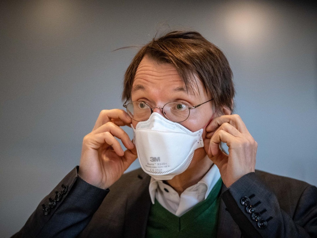 Karl Lauterbach mit Mund-Nasen-Schutz