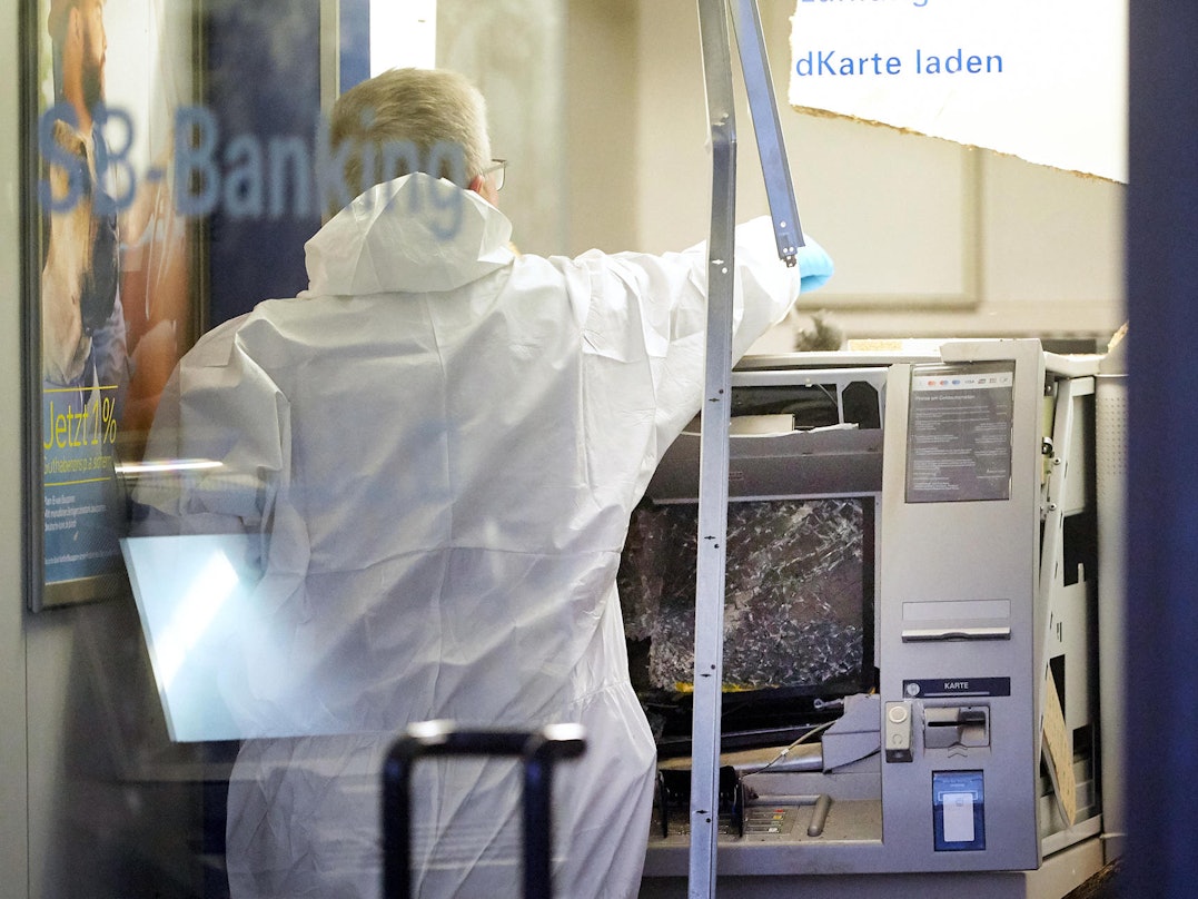 Spurensicherung an einem gesprengten Geldautomaten.