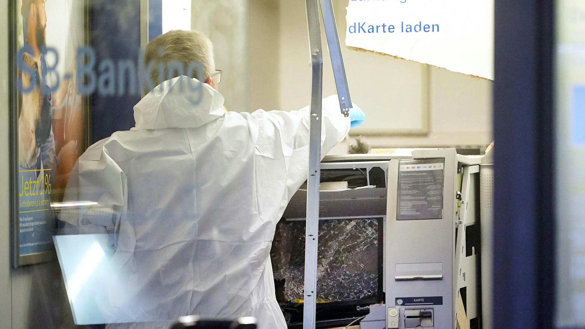 Spurensicherung an einem gesprengten Geldautomaten.