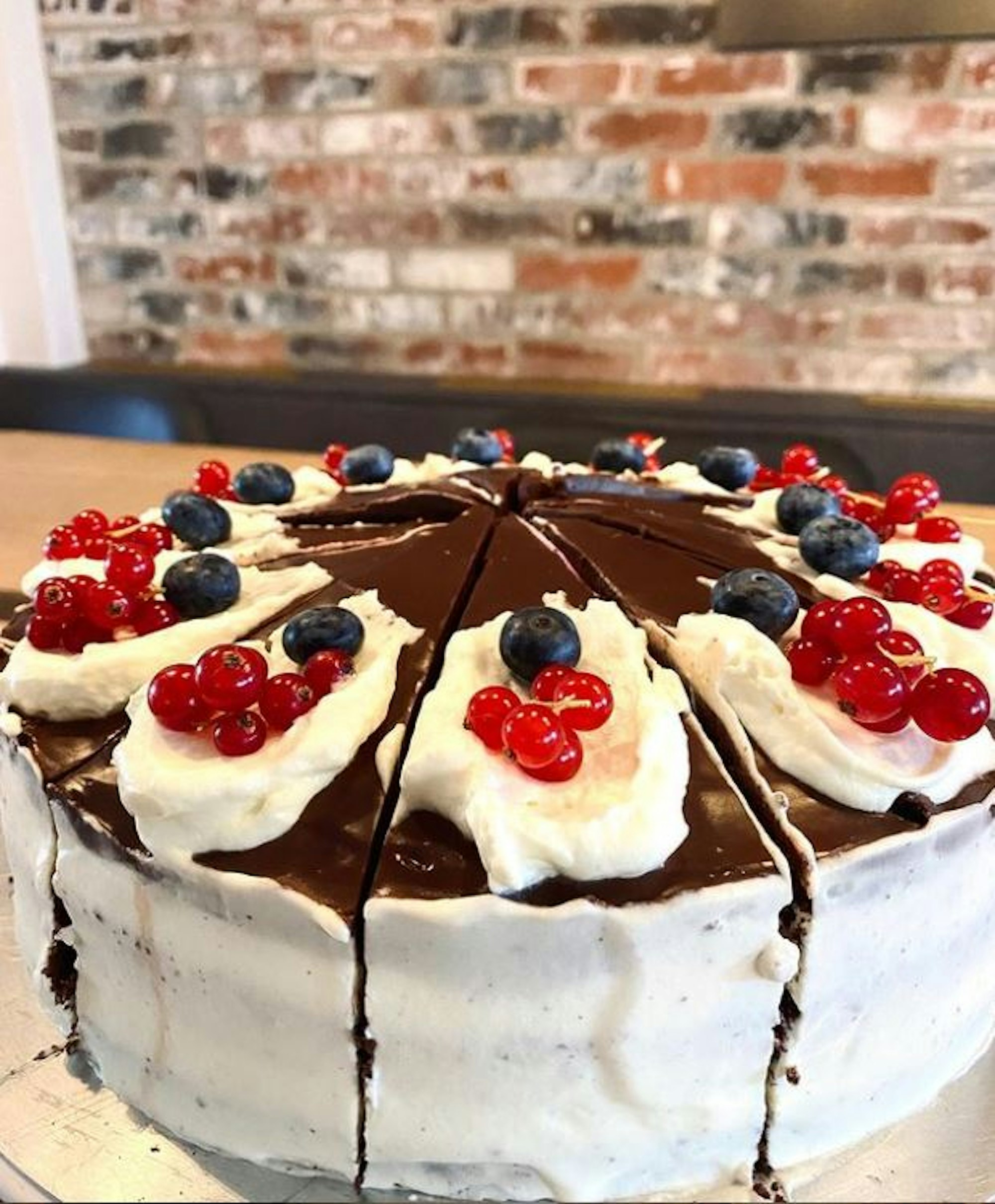Waldbeer-Schmand-Torte aus dem Cafe Gretchen in Köln-Braunsfeld