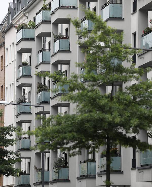 Auf diesem undatierten Symbolbild ist eine Kölner Straßenzeile mit Mehrfamilienhäusern abgebildet.