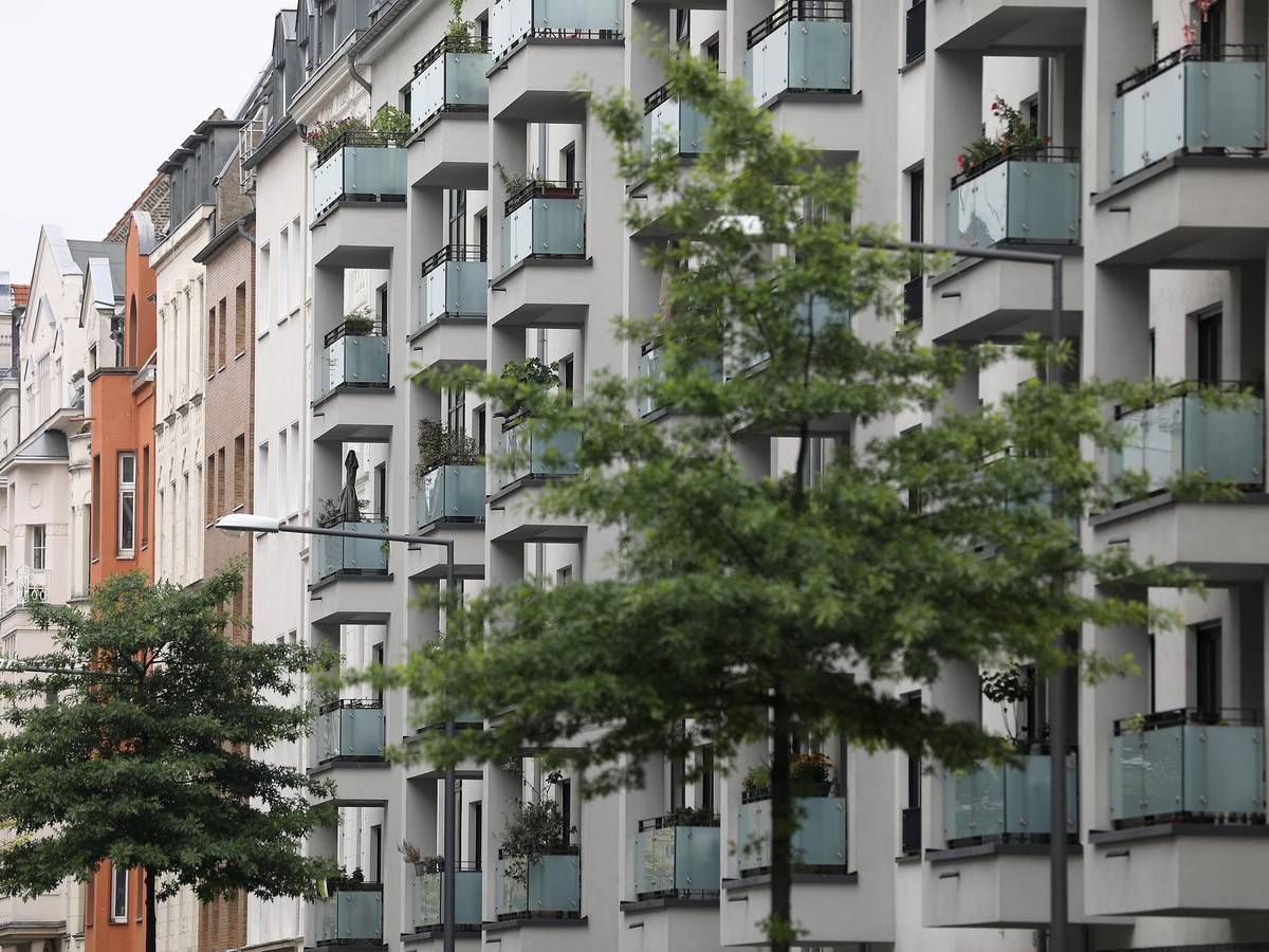 Blick auf eine Häuserzeile in der Kölner Südstadt