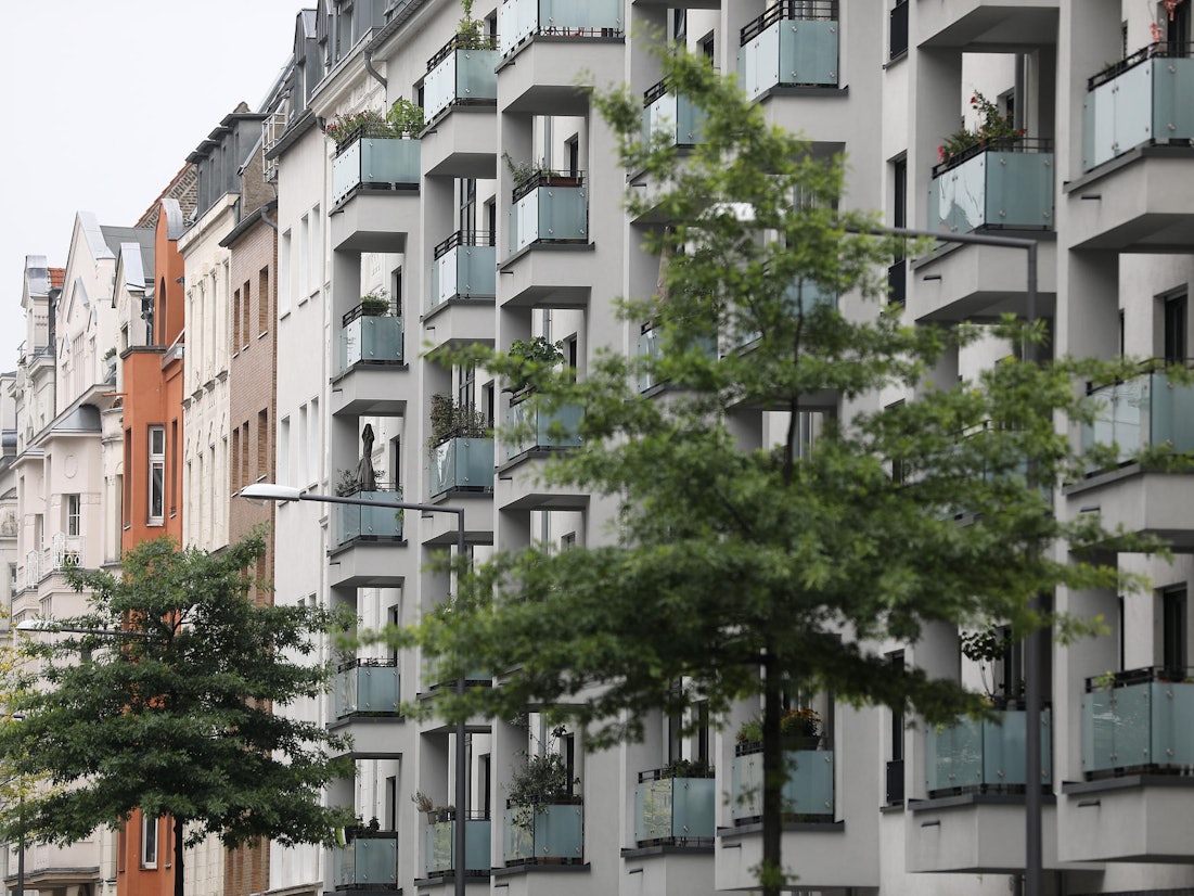 Blick auf eine Häuserzeile in der Kölner Südstadt