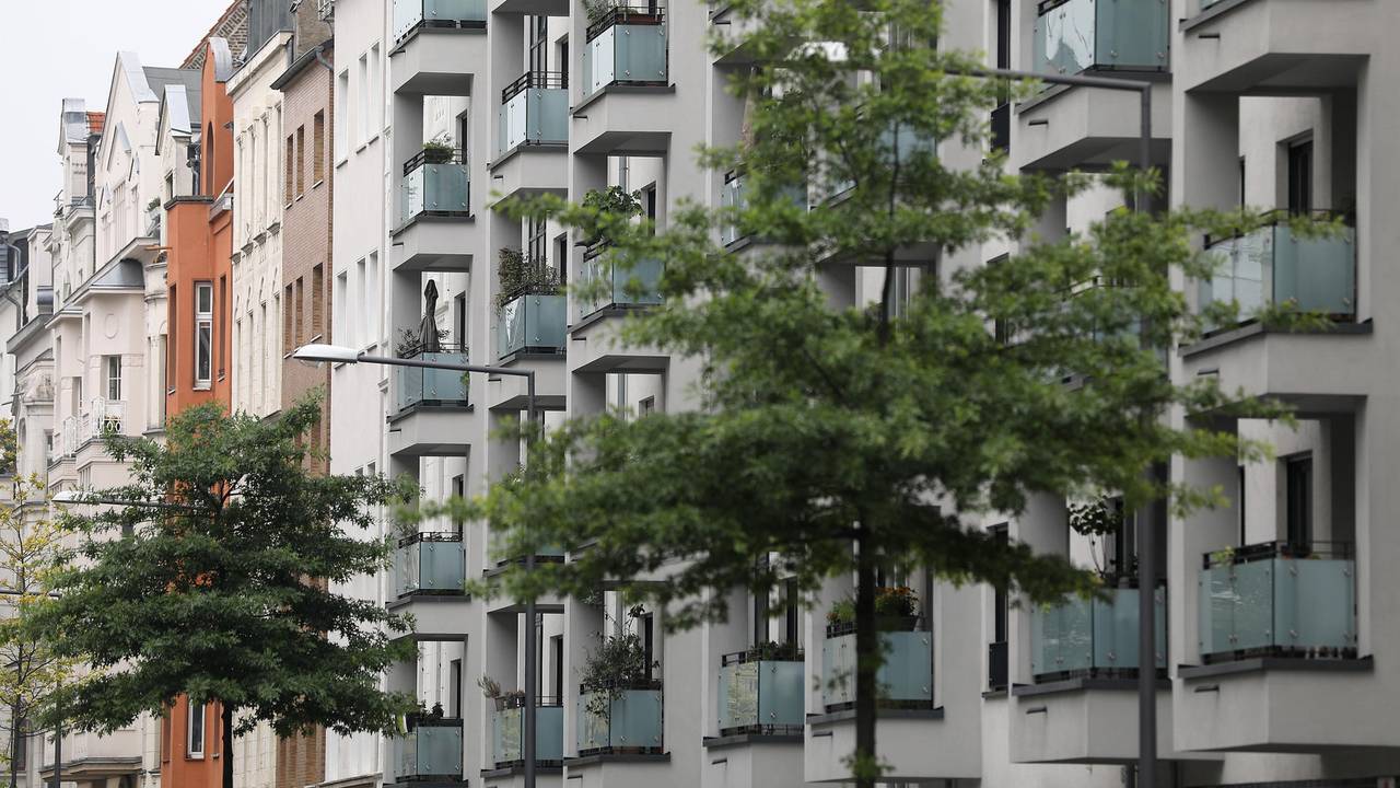 Auf diesem undatierten Symbolbild ist eine Kölner Straßenzeile mit Mehrfamilienhäusern abgebildet.