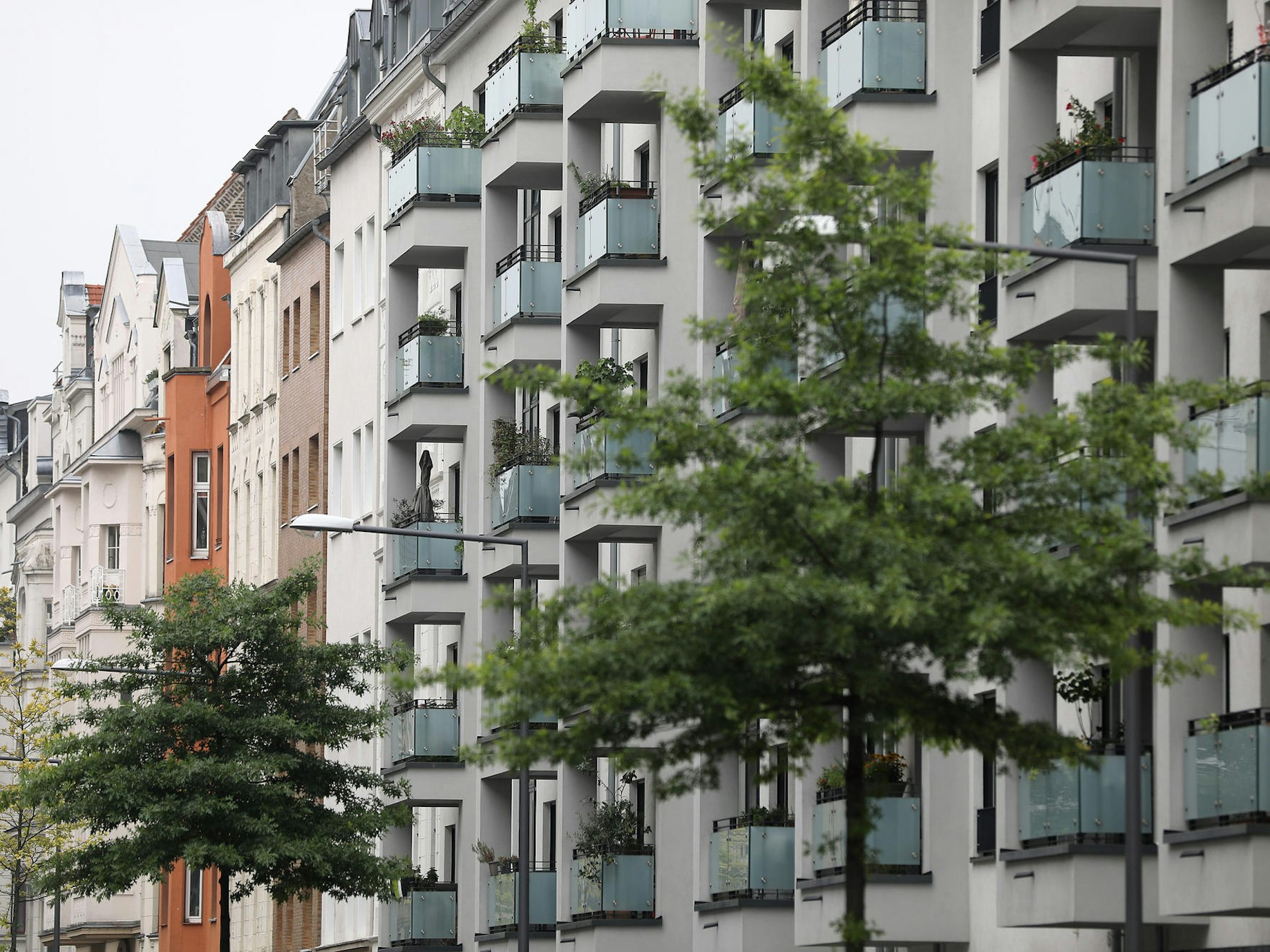 Blick auf eine Häuserzeile in der Kölner Südstadt