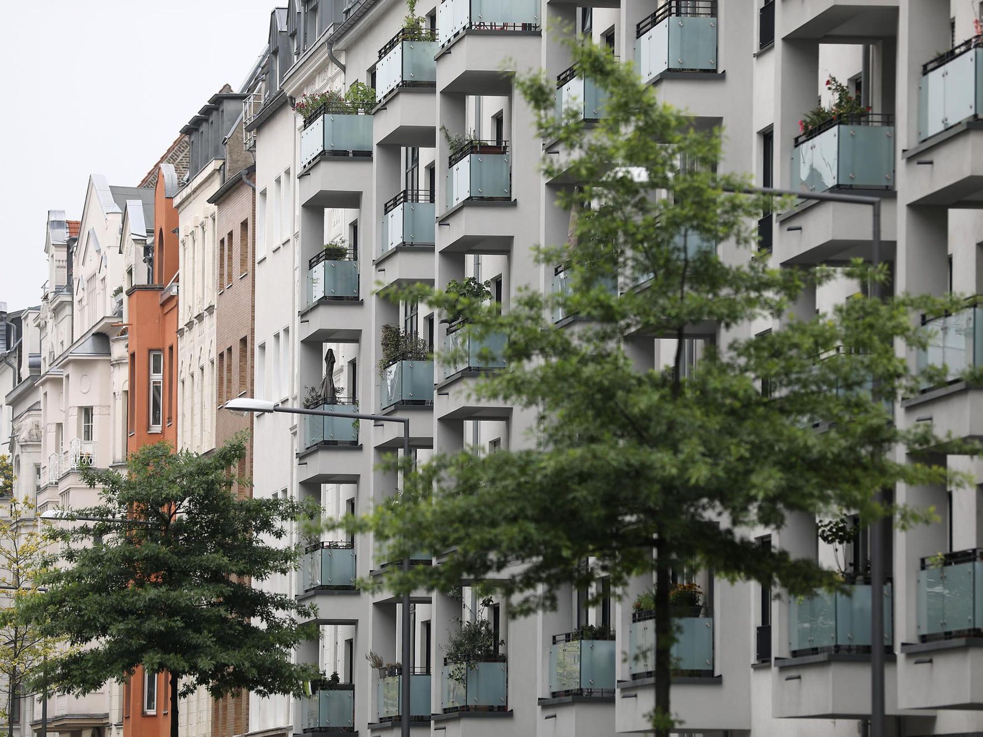Blick auf eine Häuserzeile in der Kölner Südstadt