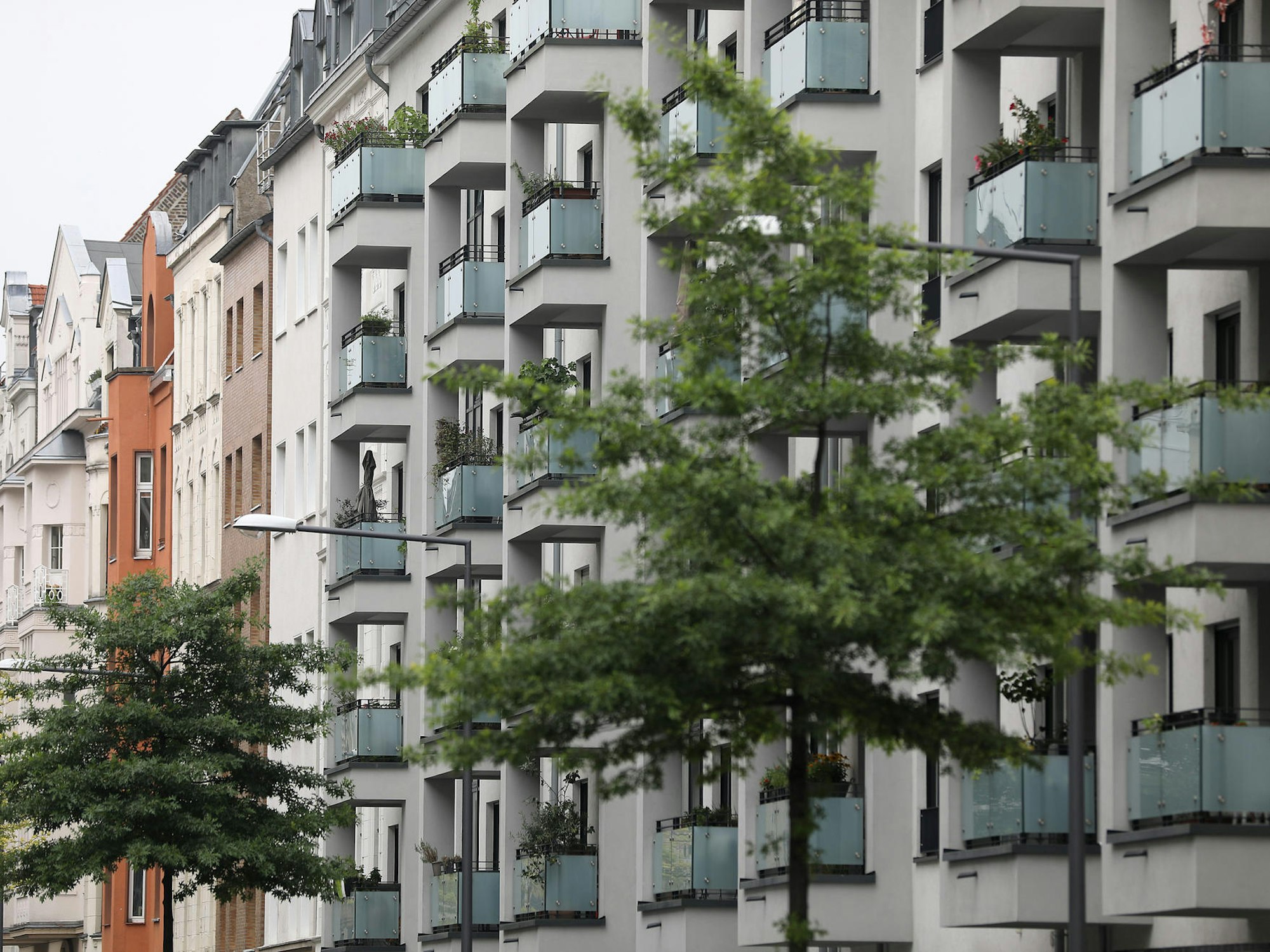 Auf diesem undatierten Symbolbild ist eine Kölner Straßenzeile mit Mehrfamilienhäusern abgebildet.