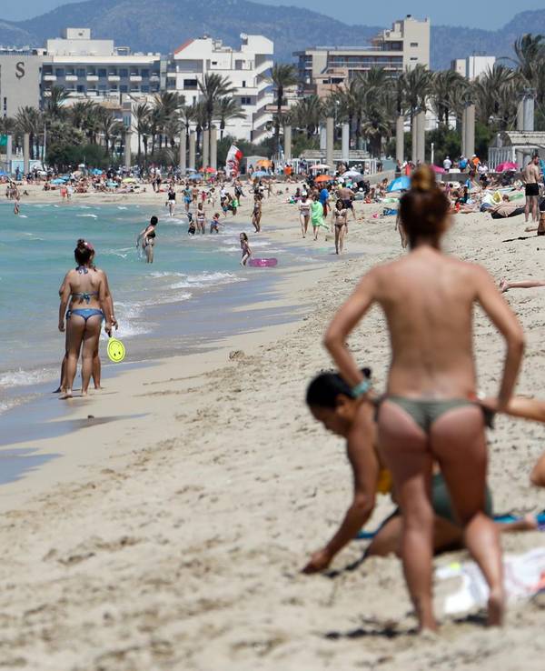 Menschen am Strand von Arenal