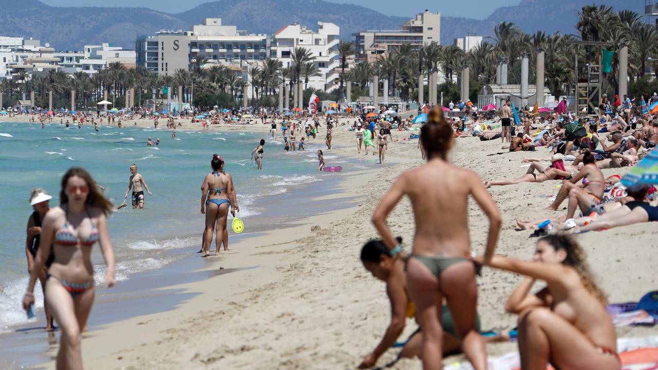 Menschen am Strand von Arenal