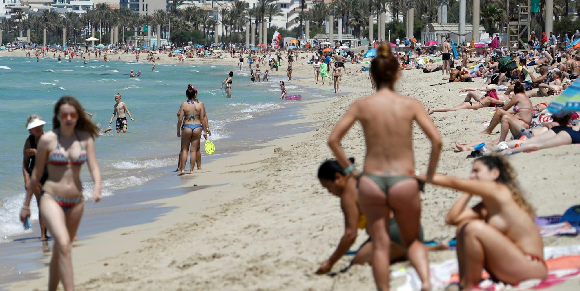 Menschen am Strand von Arenal