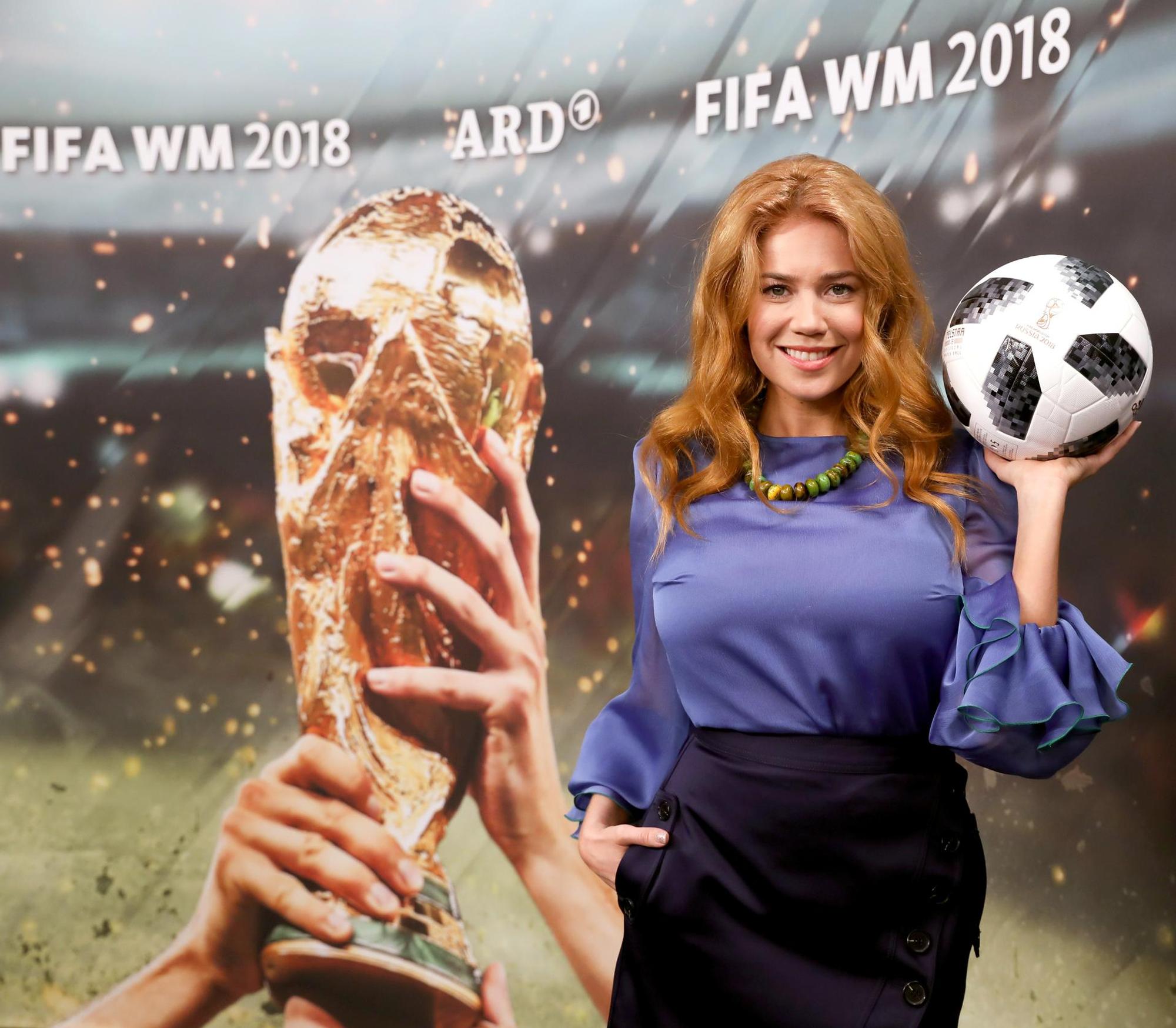 Palina Rojinski mit Fußball