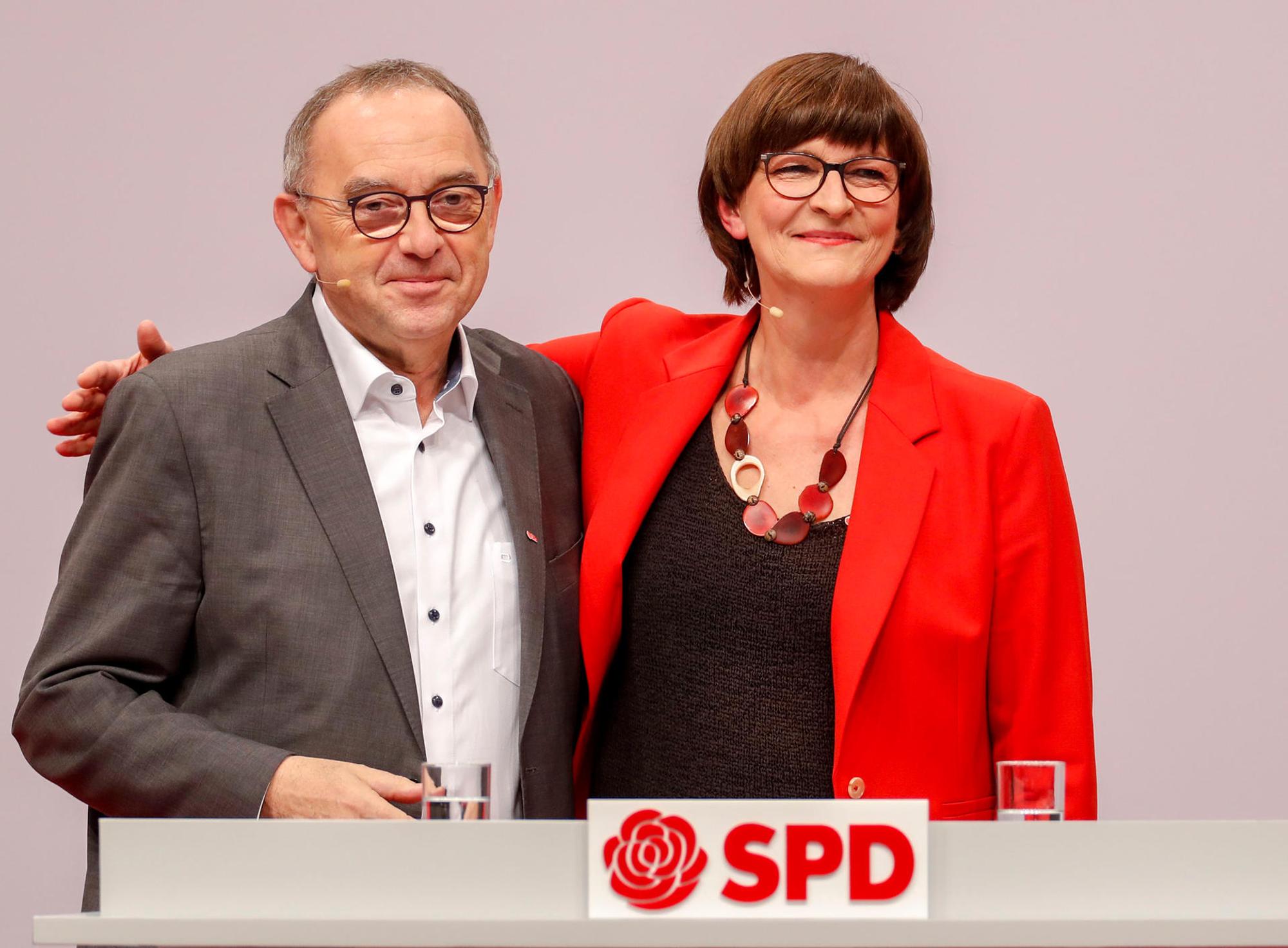 Norbert Walter-Borjans und Saskia Esken lächeln in die Kamera