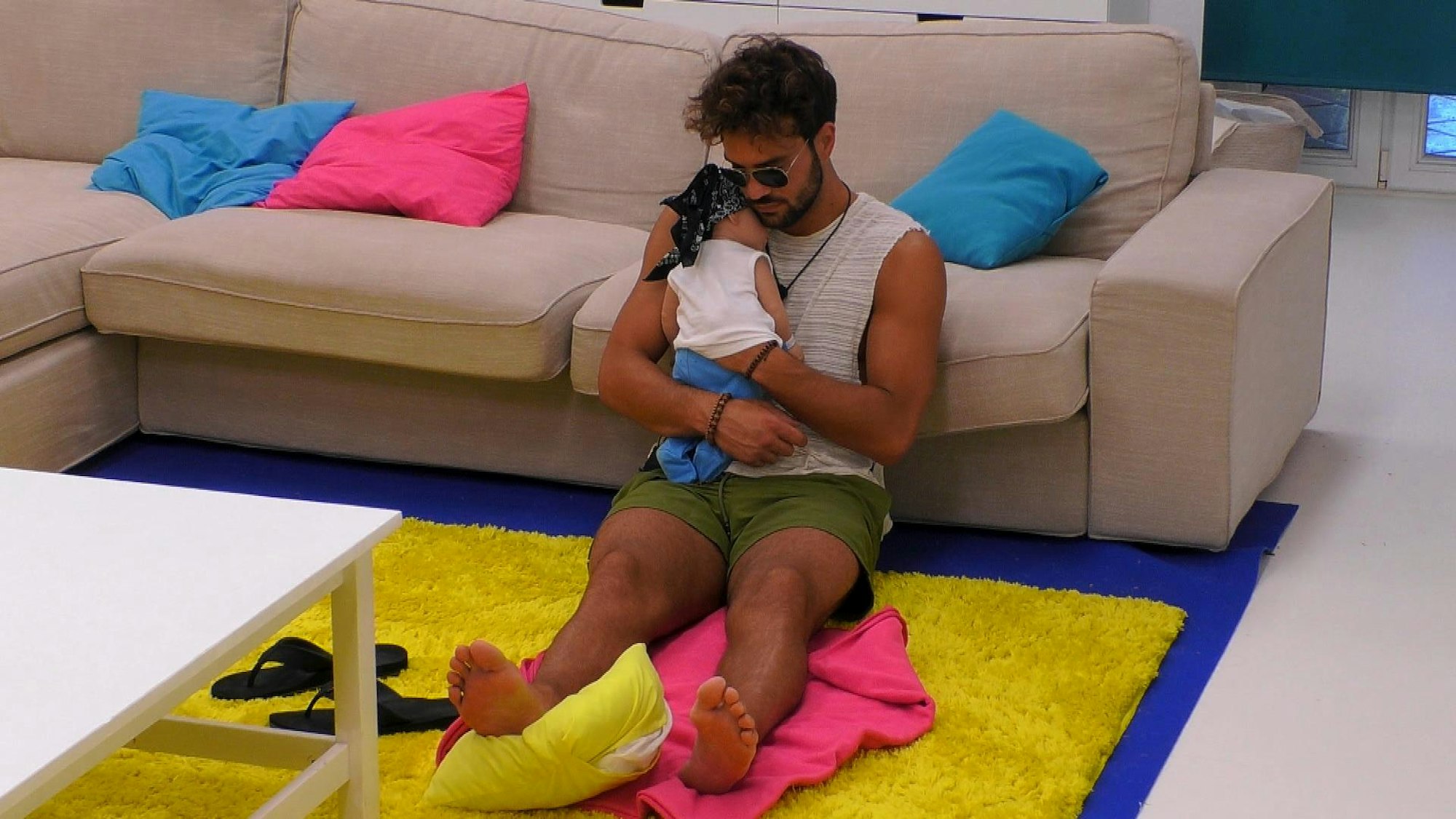Love_Island_Babyalarm