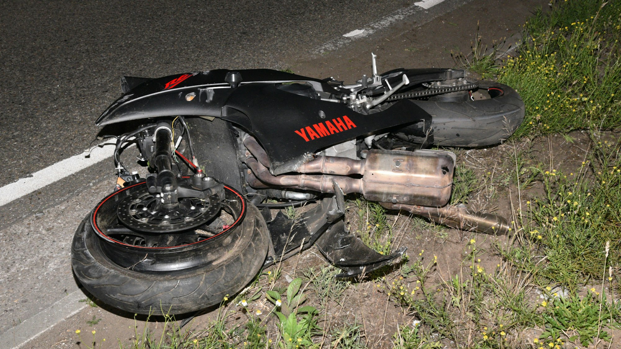 Das Foto zeigt ein Unfallmotorrad (Symbolfoto)