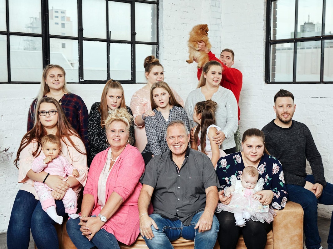Die Wollnys posieren für ein Familienfoto.
