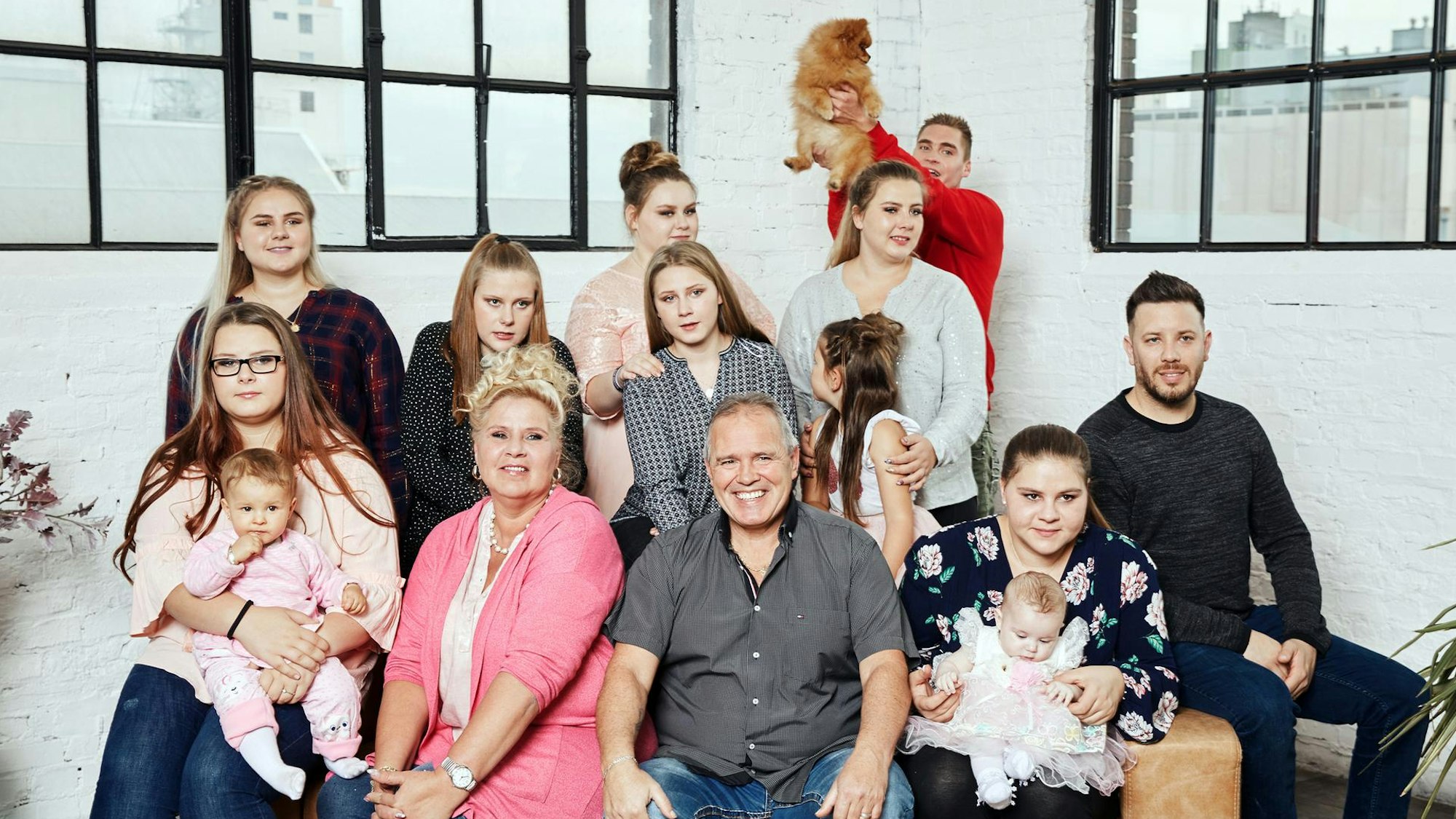 Die Wollnys posieren für ein Familienfoto.