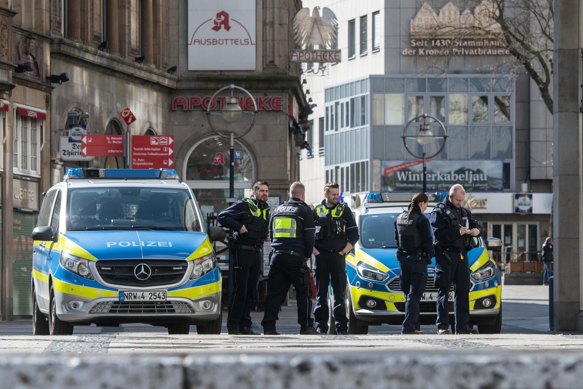Die Polizei (hier ein Einsatz in Dortmund) fahndet in NRW nach der Täterin und den Kindern sowie einem Mann.