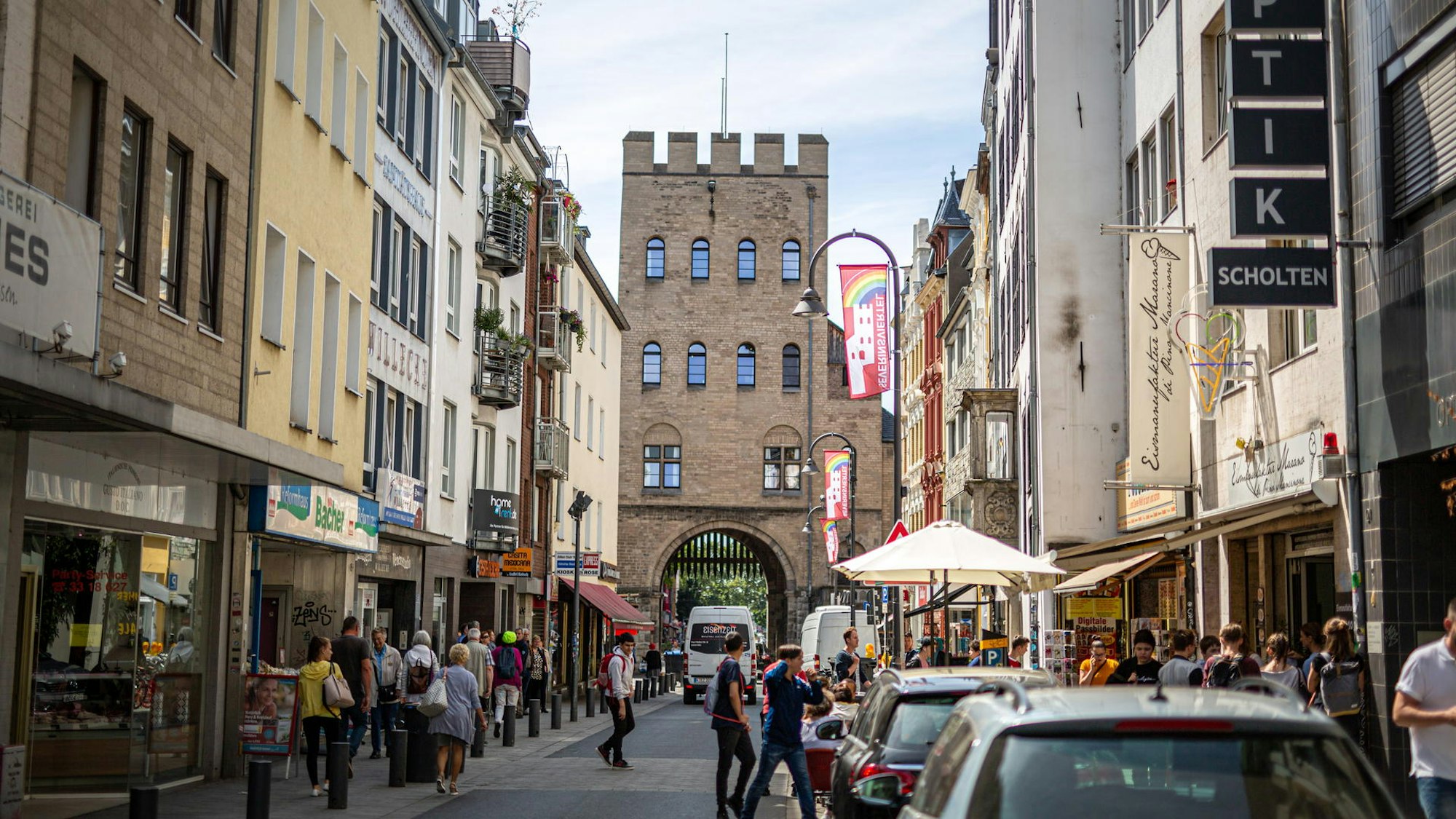 Blick auf die Torburg im Severinsviertel.