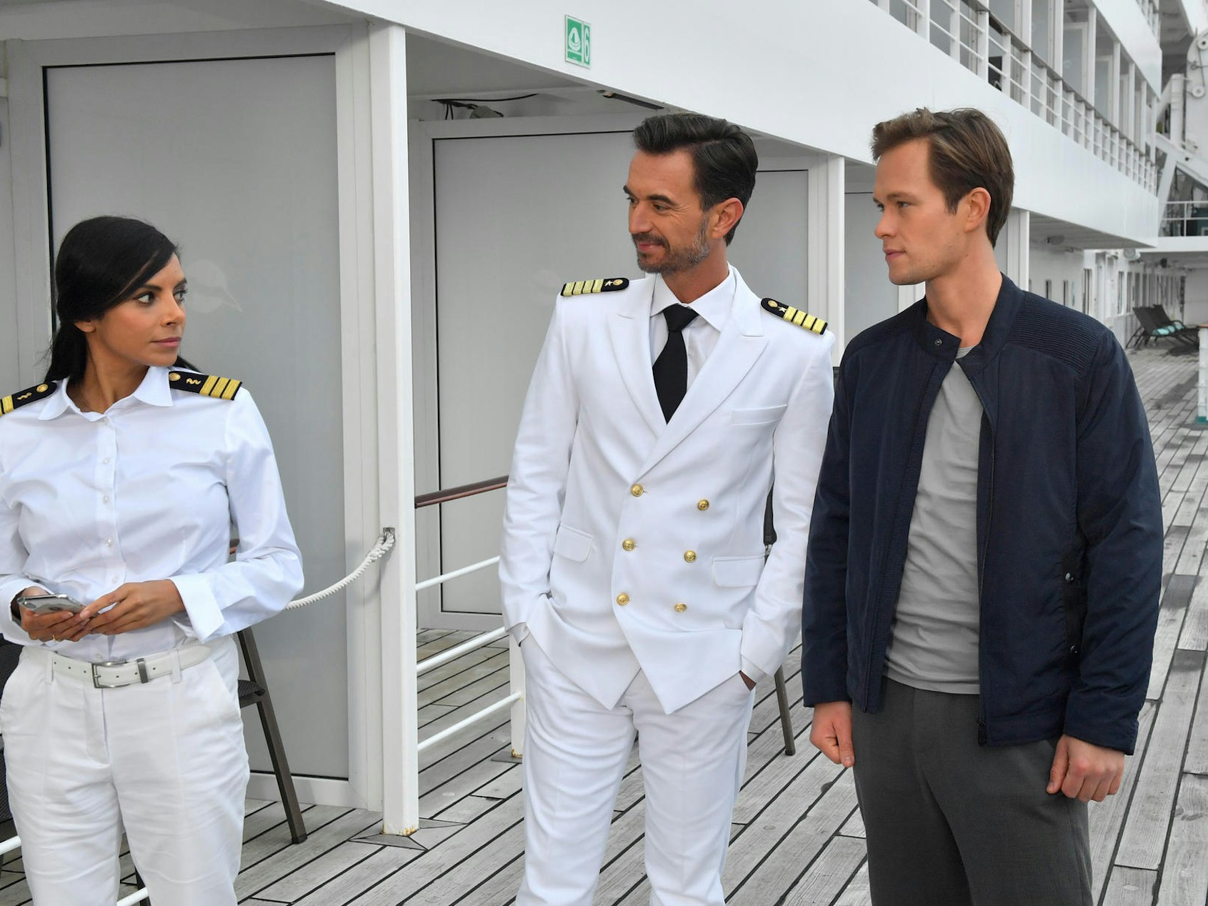 „Traumschiff“ an Ostern: Kapitän Max Parger (Florian Silbereisen) navigiert das Schiff Richtung Malediven.